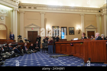 Washington, USA. 15 Nov, 2019. L'ancien ambassadeur des États-Unis à l'Ukraine Marie Yovanovitch témoigne devant le Comité sur le renseignement de la Chambre des représentants sur la colline du Capitole à Washington, DC, États-Unis, le 15 novembre, 2019. Le vendredi Yovanovitch a témoigné à la Chambre du Comité du renseignement au cours d'une enquête sur l'impeachment du président Donald Trump, relations avec l'Ukraine. Credit : Liu Jie/Xinhua/Alamy Live News Banque D'Images