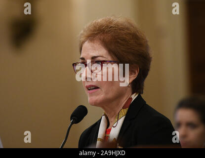 Washington, USA. 15 Nov, 2019. L'ancien ambassadeur des États-Unis à l'Ukraine Marie Yovanovitch témoigne devant le Comité sur le renseignement de la Chambre des représentants sur la colline du Capitole à Washington, DC, États-Unis, le 15 novembre, 2019. Le vendredi Yovanovitch a témoigné à la Chambre du Comité du renseignement au cours d'une enquête sur l'impeachment du président Donald Trump, relations avec l'Ukraine. Credit : Liu Jie/Xinhua/Alamy Live News Banque D'Images
