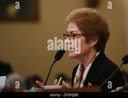 Washington, USA. 15 Nov, 2019. L'ancien ambassadeur des États-Unis à l'Ukraine Marie Yovanovitch témoigne devant le Comité sur le renseignement de la Chambre des représentants sur la colline du Capitole à Washington, DC, États-Unis, le 15 novembre, 2019. Le vendredi Yovanovitch a témoigné à la Chambre du Comité du renseignement au cours d'une enquête sur l'impeachment du président Donald Trump, relations avec l'Ukraine. Credit : Liu Jie/Xinhua/Alamy Live News Banque D'Images