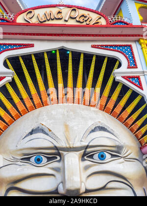 Monsieur Lune visage iconique entrée de Luna Park parc d'expositions à St Kilda Melbourne Victoria en Australie. Banque D'Images