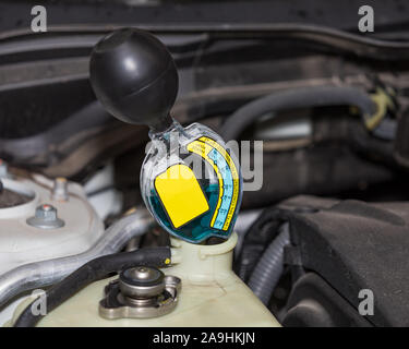 Testeur de liquide de refroidissement antigel protection antigel dans le radiateur de refroidissement automobile. Concept d'entretien d'hiver pour la voiture Banque D'Images