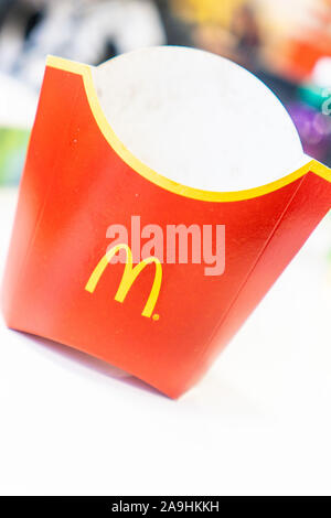 La célèbre boîte de frites et Golden Arches savoir symbole dans le monde, vu que la chaîne de restauration rapide MCDONALD'S, boîte carton, recyclage Banque D'Images