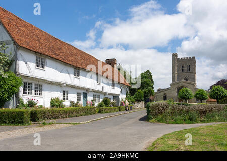 15e siècle Long Crendon Courthouse et l'église St Mary, Long Crendon, Buckinghamshire, Angleterre, Royaume-Uni Banque D'Images