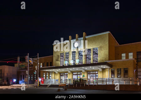 Vue de la nuit de l'entrée de la gare principale d'Otaru à Hokkaido, au Japon. Banque D'Images