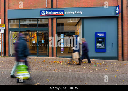 Les gens, les consommateurs passent devant la Nationwide building society et la banque sur la rue principale et du centre-ville, Hanley, Stoke on Trent, Staffordshire Banque D'Images