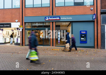 Les gens, les consommateurs passent devant la Nationwide building society et la banque sur la rue principale et du centre-ville, Hanley, Stoke on Trent, Staffordshire Banque D'Images