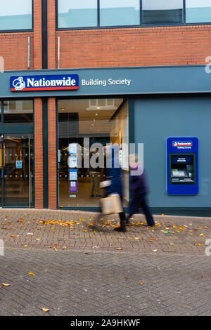 Les gens, les consommateurs passent devant la Nationwide building society et la banque sur la rue principale et du centre-ville, Hanley, Stoke on Trent, Staffordshire Banque D'Images