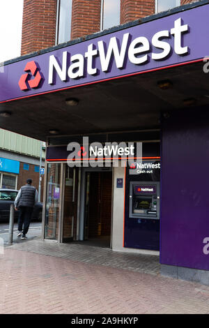 Les clients qui entrent et sortent de la Banque Natwest et en utilisant les billets sur la rue principale dans le centre-ville de Hanley, Stoke on Trent, Banque D'Images