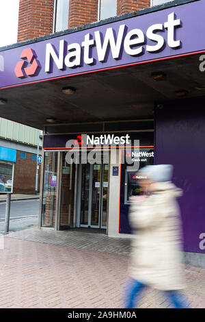 Les clients qui entrent et sortent de la Banque Natwest et en utilisant les billets sur la rue principale dans le centre-ville de Hanley, Stoke on Trent, Banque D'Images