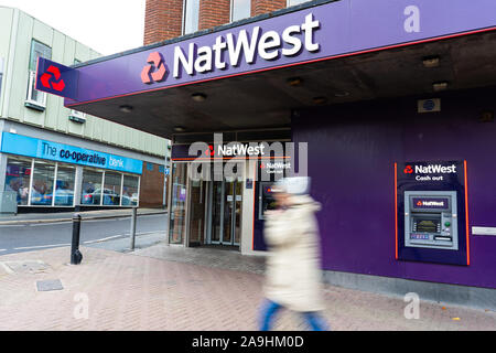 Les clients qui entrent et sortent de la Banque Natwest et en utilisant les billets sur la rue principale dans le centre-ville de Hanley, Stoke on Trent, Banque D'Images