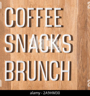 L'écriture de texte Word du café, des collations, brunch. Pause café l'arrière-plan. Business concept de pause du travail se détendre manger boire un verre reste. Paroles de volumétrique blanc Banque D'Images