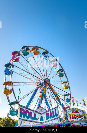 2 septembre 2012 - Vancouver, Canada : grande roue de foire et à mi-chemin au Pacific National Exhibition fair sur un après-midi ensoleillé. Banque D'Images