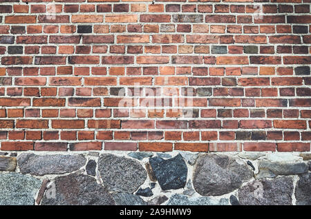 Ancien mur de briques et de pierres. Banque D'Images