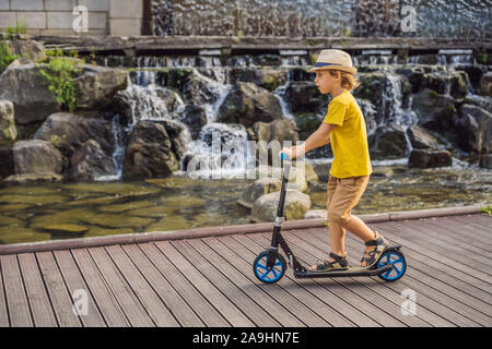 Garçon sur un scooter à Séoul Cheonggyecheon Stream. Cheonggyecheon Stream est le résultat d'un vaste projet de renouvellement urbain. Voyage Corée Concept Banque D'Images