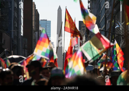 Buenos Aires, Argentine. 15 Nov, 2019. Les résidents boliviens en Argentine, les organisations sociales et les militants de gauche protester devant l'ambassade de Bolivie à Buenos Aires contre la situation politique qui s'est terminée avec Evo Morales démission. Credit : Claudio Santisteban/ZUMA/Alamy Fil Live News Banque D'Images