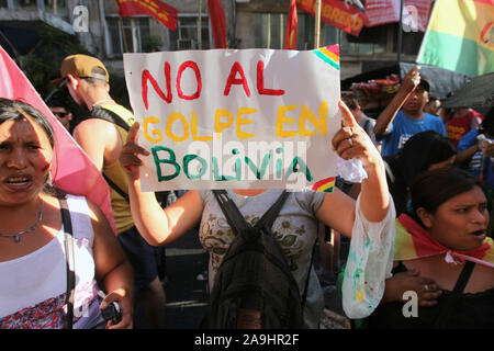 Buenos Aires, Argentine. 15 Nov, 2019. Les résidents boliviens en Argentine, les organisations sociales et les militants de gauche protester devant l'ambassade de Bolivie à Buenos Aires contre la situation politique qui s'est terminée avec Evo Morales démission. Credit : Claudio Santisteban/ZUMA/Alamy Fil Live News Banque D'Images