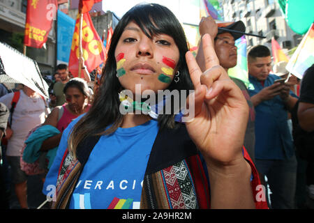 Buenos Aires, Argentine. 15 Nov, 2019. Les résidents boliviens en Argentine, les organisations sociales et les militants de gauche protester devant l'ambassade de Bolivie à Buenos Aires contre la situation politique qui s'est terminée avec Evo Morales démission. Credit : Claudio Santisteban/ZUMA/Alamy Fil Live News Banque D'Images