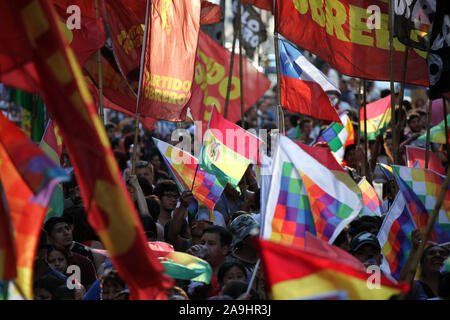 Buenos Aires, Argentine. 15 Nov, 2019. Les résidents boliviens en Argentine, les organisations sociales et les militants de gauche protester devant l'ambassade de Bolivie à Buenos Aires contre la situation politique qui s'est terminée avec Evo Morales démission. Credit : Claudio Santisteban/ZUMA/Alamy Fil Live News Banque D'Images