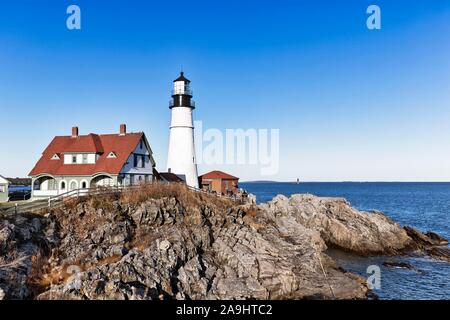 Le phare sur la côte rocheuse, Portland Head Lighthouse, Cape Elizabeth, Portland, Maine, la Nouvelle Angleterre, USA Banque D'Images