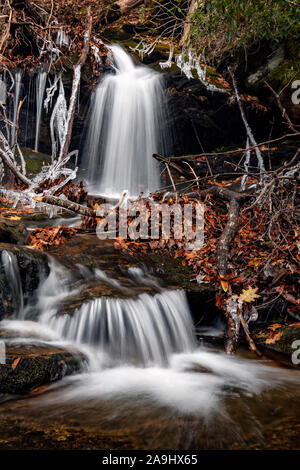 L'aneth supérieure tombe sur Tanasee Creek - la forêt nationale de Nantahala, Canada, North Carolina, États-Unis Banque D'Images