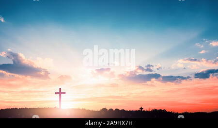 Le Christ Jésus concept : croix dans le matin au lever du soleil Banque D'Images