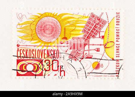 SEATTLE WASHINGTON - Le 5 octobre 2019 : l'énergie solaire et de la recherche sur la Tchécoslovaquie conceptuel jaune et rouge, timbre-poste émis en 1967. #  Scott Banque D'Images