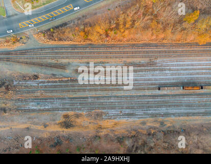 Vue aérienne de fret de gare dans un carter contenant dans railway station Banque D'Images