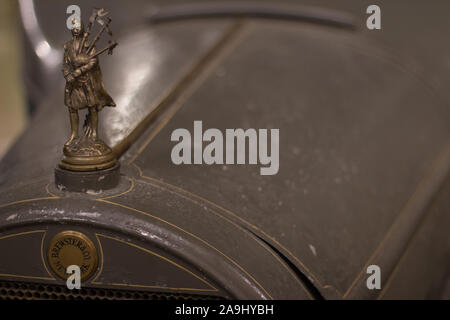 Close up of gaiteiro hood ornament on antique car. Banque D'Images