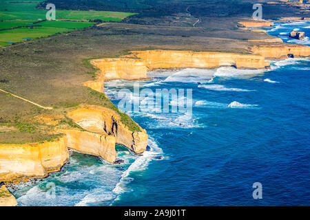 Une vue aérienne de Sparkes Gully, un des domaines montrant l'érosion le long de la côte à l'intérieur de Port Campbell National Park, Victoria, Australie Banque D'Images