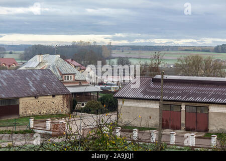 De l'automne. Vue du village à partir d'un vol d'oiseau. Toits des édifices résidentiels, des granges, de l'équipement. La forêt en arrière-plan. Podlasie. La Pologne. Banque D'Images