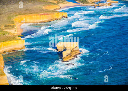 Une vue aérienne de l'une des piles de roches des Douze Apôtres à Port Campbell National Park, Victoria, Australie. Banque D'Images