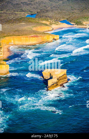 Une vue aérienne de l'une des piles de roches des Douze Apôtres à Port Campbell National Park, Victoria, Australie. Banque D'Images