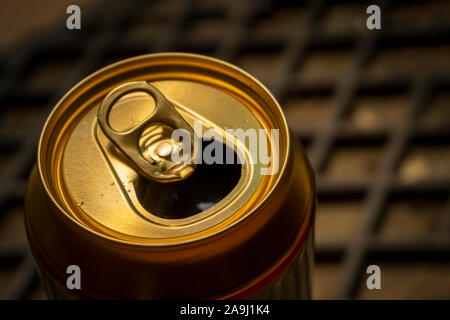 A ouvert une canette de bière ou l'eau de soude avec de l'aluminium de couleur or top. Vue rapprochée de l'angle avec copie espace Banque D'Images