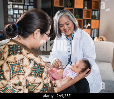 Un médecin examine un petit bébé Banque D'Images