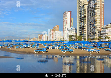 Benidorm, Alicante / Espagne - 20 octobre 2019 : Ville et plage de Playa Levante, tôt le matin avec des réflexions dans le sable humide Banque D'Images