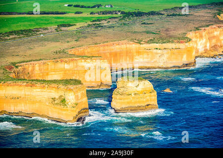 Une vue aérienne de l'une des piles de roches des Douze Apôtres à Port Campbell National Park, Victoria, Australie. Banque D'Images