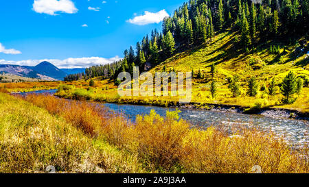 La rivière Gallatin qui passe la majeure partie de l'ouest du Parc National de Yellowstone, le long de l'autoroute 191 au Montana, États-Unis d'Amérique Banque D'Images