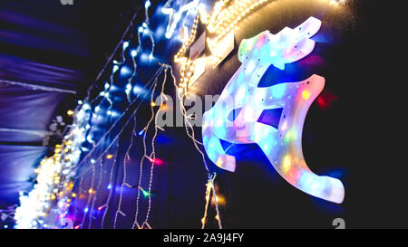 Les lumières de Noël décorations de noël rennes shop store Banque D'Images