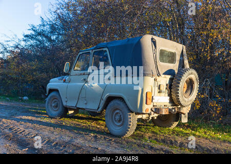 L'Azerbaïdjan, Shabran - Novembre 8, 2019 : SUV UAZ Soviétique sur une route de montagne Banque D'Images