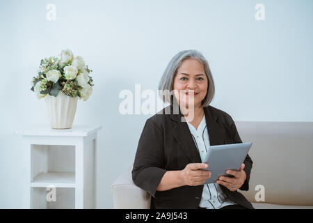 Femme de confiance de désinvolture gère son entreprise Banque D'Images