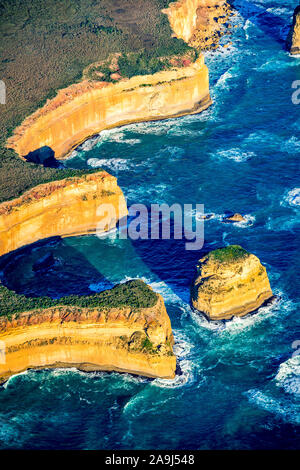 Une vue aérienne de l'une des piles de roches des Douze Apôtres à Port Campbell National Park, Victoria, Australie. Banque D'Images