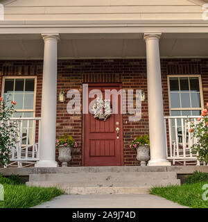 Square/façade d'une maison moderne avec des piliers Banque D'Images