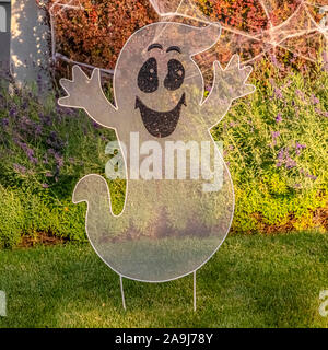 Cadre carré Ghost avec décoration araignée dans un jardin Banque D'Images