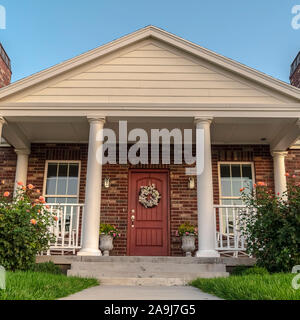 Façade avant du cadre carré d'une maison moderne avec des piliers Banque D'Images