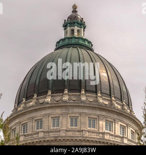 Square célèbre Utah State Capitol Building dome encadrées avec des arbres contre ciel nuageux Banque D'Images