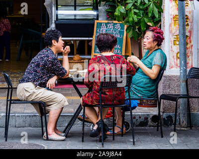 HAIKOU, Hainan, Chine - 2 mar 2019 - les femmes chinoises d'âge moyen à l'extérieur d'une socialisation cafe. La Chine a une population qui vieillit rapidement. Banque D'Images