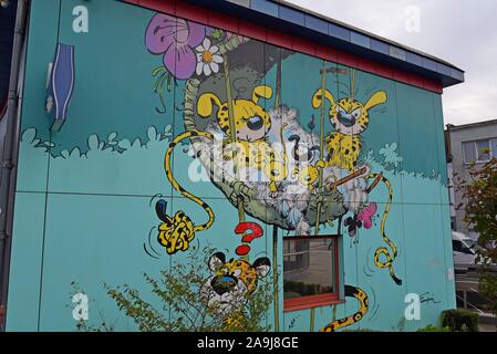 Une grande fresque de bande dessinée belge, personnage de bande dessinée Marsupilami de : Le nid des Marsupilamis sur le mur d'un commissariat de police à Bruxelles, Belgique Banque D'Images