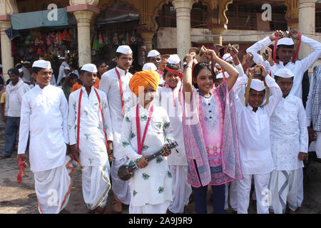 Warkari ou pèlerin élèves posant pour la caméra, Devachi Alandi, Pune, Maharashtra, Inde Banque D'Images