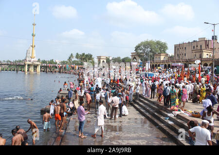 Les gens foule prendre le bain dans la rivière lors d'Alandi indrayani yatra, Devachi Alandi, Pune, Maharashtra, Inde Banque D'Images