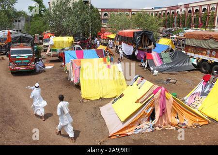 Warkari ou pèlerin tentes abris temporaires au cours d'Alandi Yatra, Devachi Alandi, Pune, Maharashtra. Banque D'Images